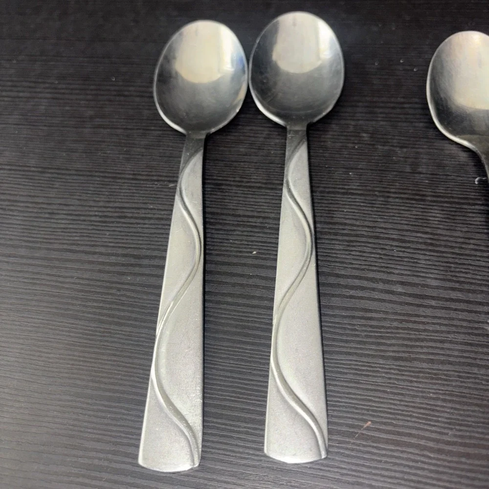 Lot of 4 Cambridge Silver Boa Frost Stainless Flatware Spoons